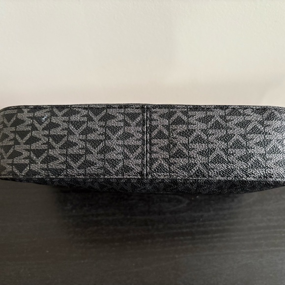 Michael Kors Jet Set Crossbody - Picture 5 of 7